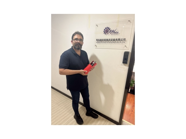 Cliente iraniano visita fábrica em Xin'an para inspeção de produção de rolos e polias transportadoras
