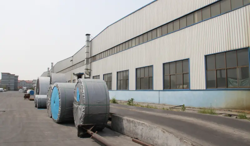 O que é uma correia transportadora de borracha industrial